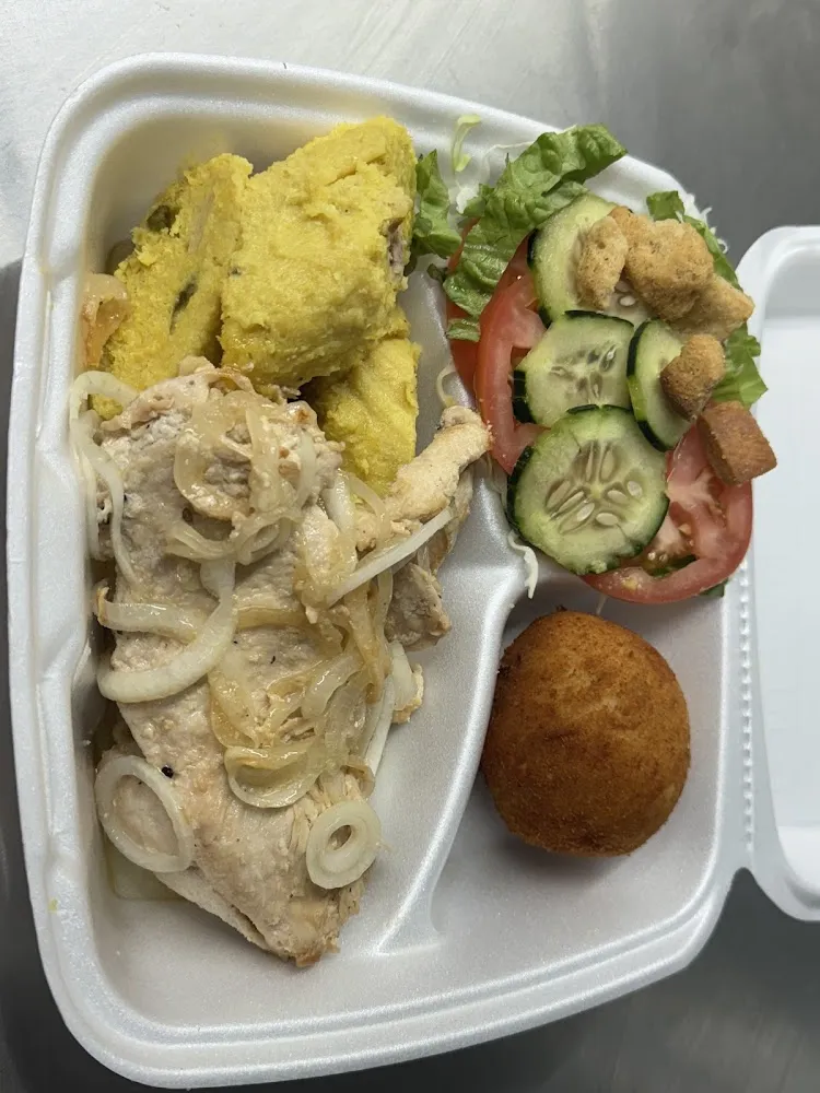 Completa de Pollo Frito Con Yuca